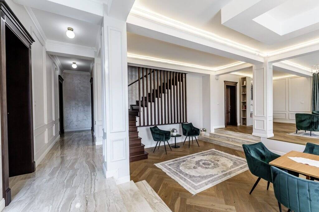 De vânzare Vilă de lux complet amenajată, ideală pentru o familie cu stil în zona 6 Vanatori 5 camere 4 dormitoare Arad 2