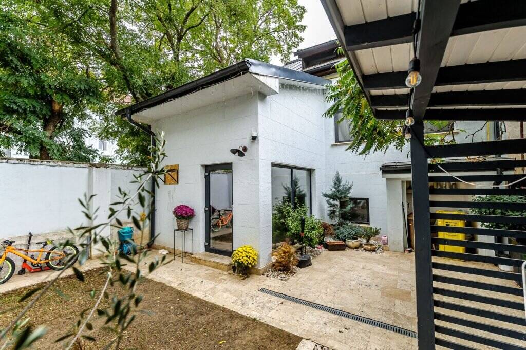 Apartament tip casa, cu gradina proprie, in zona centrala a Aradului De vânzare Apartament tip casa, cu gradina proprie, in zona centrala a Aradului în zona Ultracentral 3 camere 2 dormitoare Arad 1