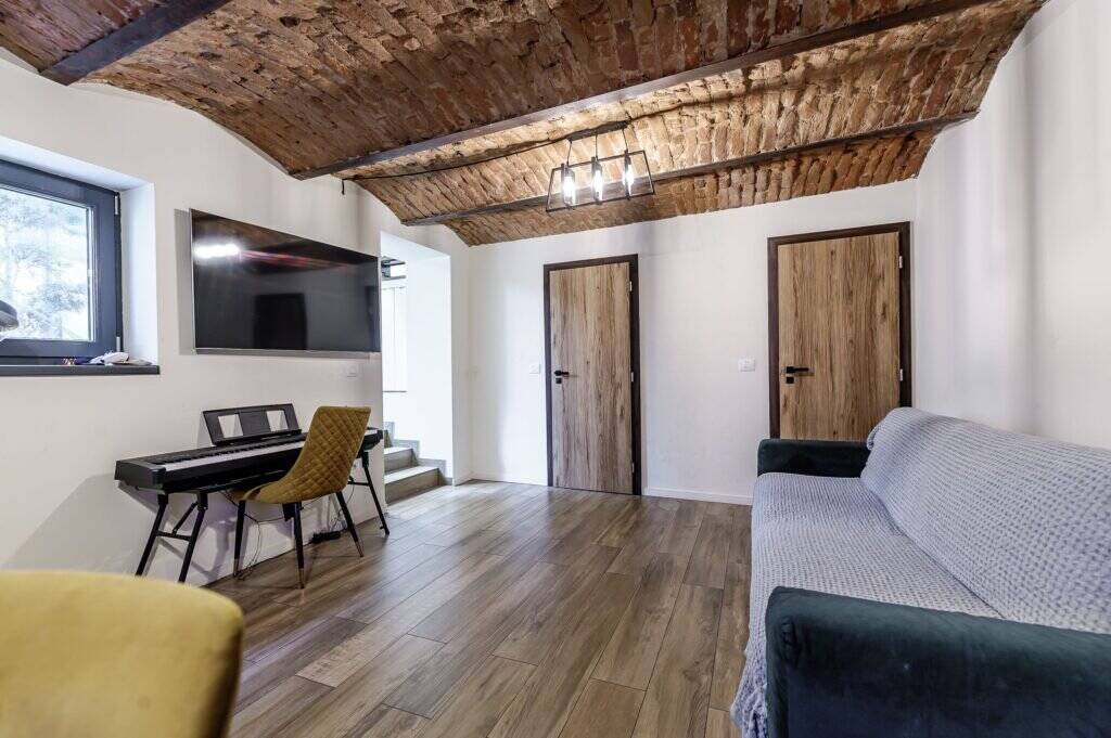 Apartament tip casa, cu gradina proprie, in zona centrala a Aradului De vânzare Apartament tip casa, cu gradina proprie, in zona centrala a Aradului în zona Ultracentral 3 camere 2 dormitoare Arad 10