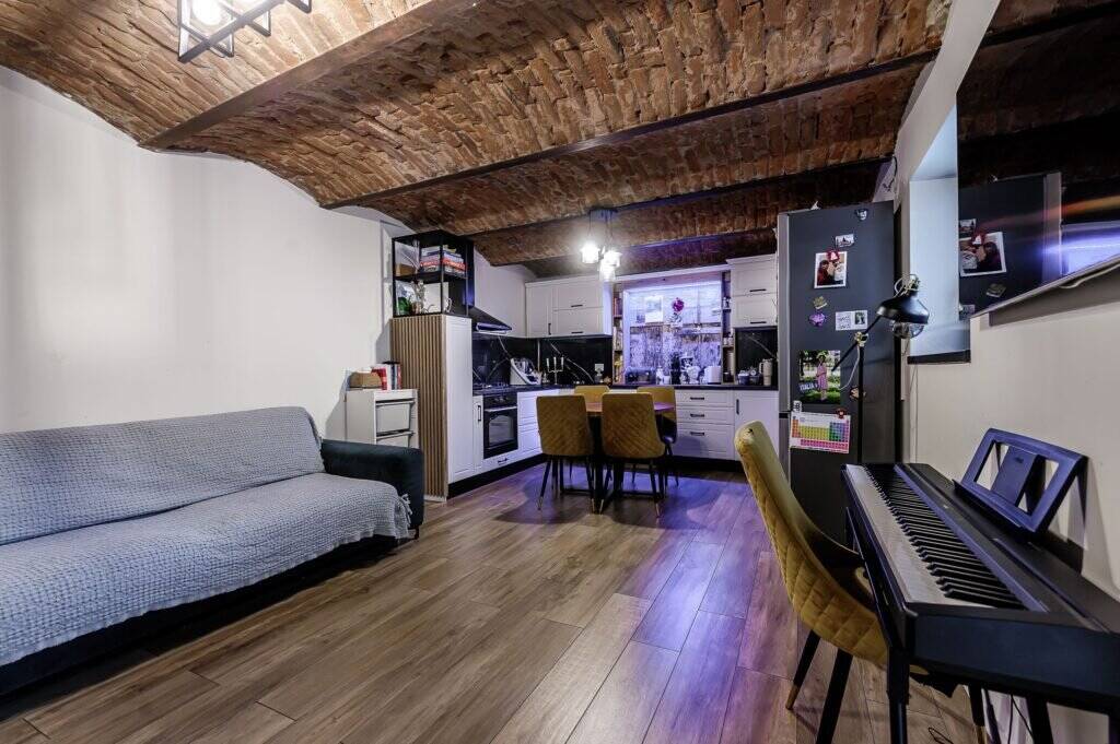 Apartament tip casa, cu gradina proprie, in zona centrala a Aradului De vânzare Apartament tip casa, cu gradina proprie, in zona centrala a Aradului în zona Ultracentral 3 camere 2 dormitoare Arad 11