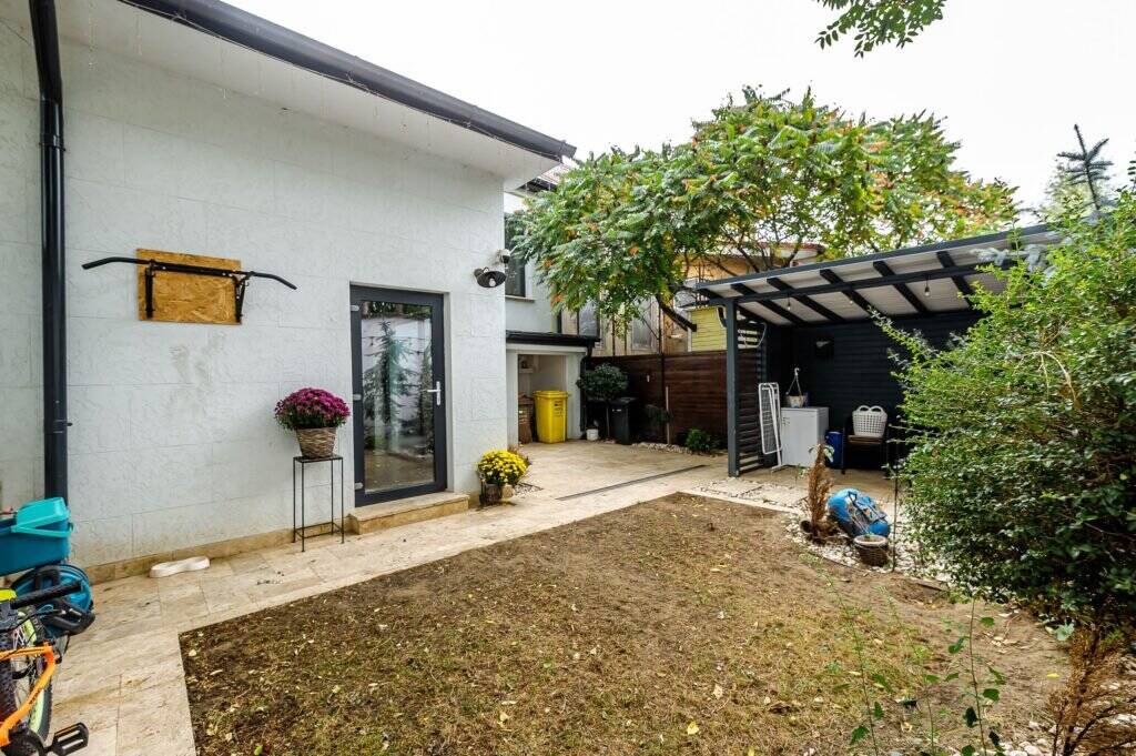 Apartament tip casa, cu gradina proprie, in zona centrala a Aradului De vânzare Apartament tip casa, cu gradina proprie, in zona centrala a Aradului în zona Ultracentral 3 camere 2 dormitoare Arad 12