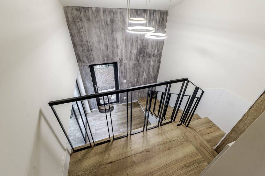 Apartament tip casa, cu gradina proprie, in zona centrala a Aradului De vânzare Apartament tip casa, cu gradina proprie, in zona centrala a Aradului în zona Ultracentral 3 camere 2 dormitoare Arad 3