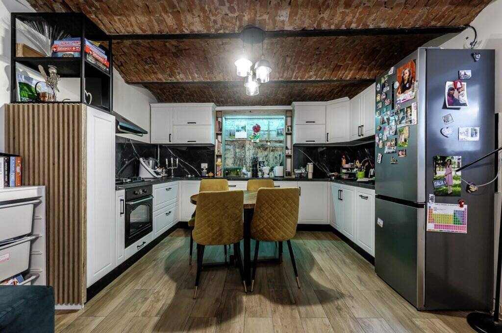 Apartament tip casa, cu gradina proprie, in zona centrala a Aradului De vânzare Apartament tip casa, cu gradina proprie, in zona centrala a Aradului în zona Ultracentral 3 camere 2 dormitoare Arad 4