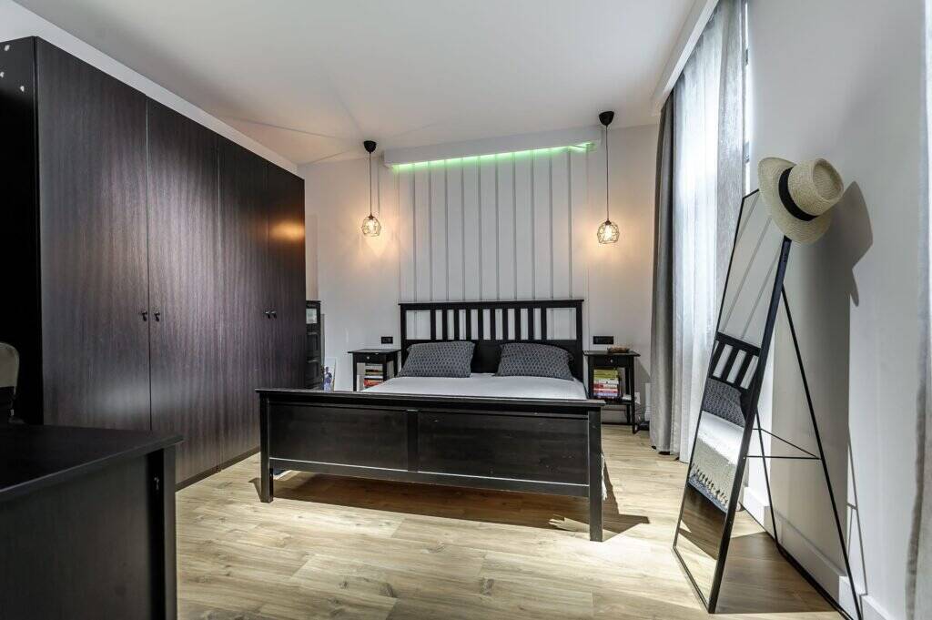 Apartament tip casa, cu gradina proprie, in zona centrala a Aradului De vânzare Apartament tip casa, cu gradina proprie, in zona centrala a Aradului în zona Ultracentral 3 camere 2 dormitoare Arad 5