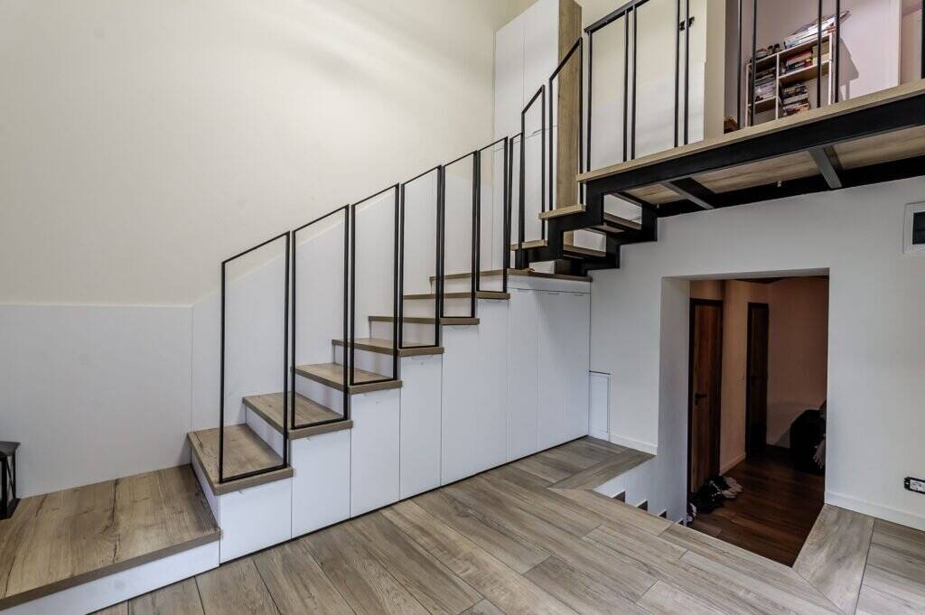 Apartament tip casa, cu gradina proprie, in zona centrala a Aradului De vânzare Apartament tip casa, cu gradina proprie, in zona centrala a Aradului în zona Ultracentral 3 camere 2 dormitoare Arad 6