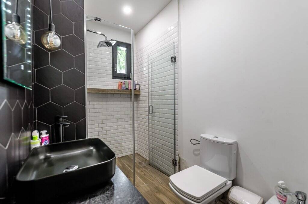 Apartament tip casa, cu gradina proprie, in zona centrala a Aradului De vânzare Apartament tip casa, cu gradina proprie, in zona centrala a Aradului în zona Ultracentral 3 camere 2 dormitoare Arad 7