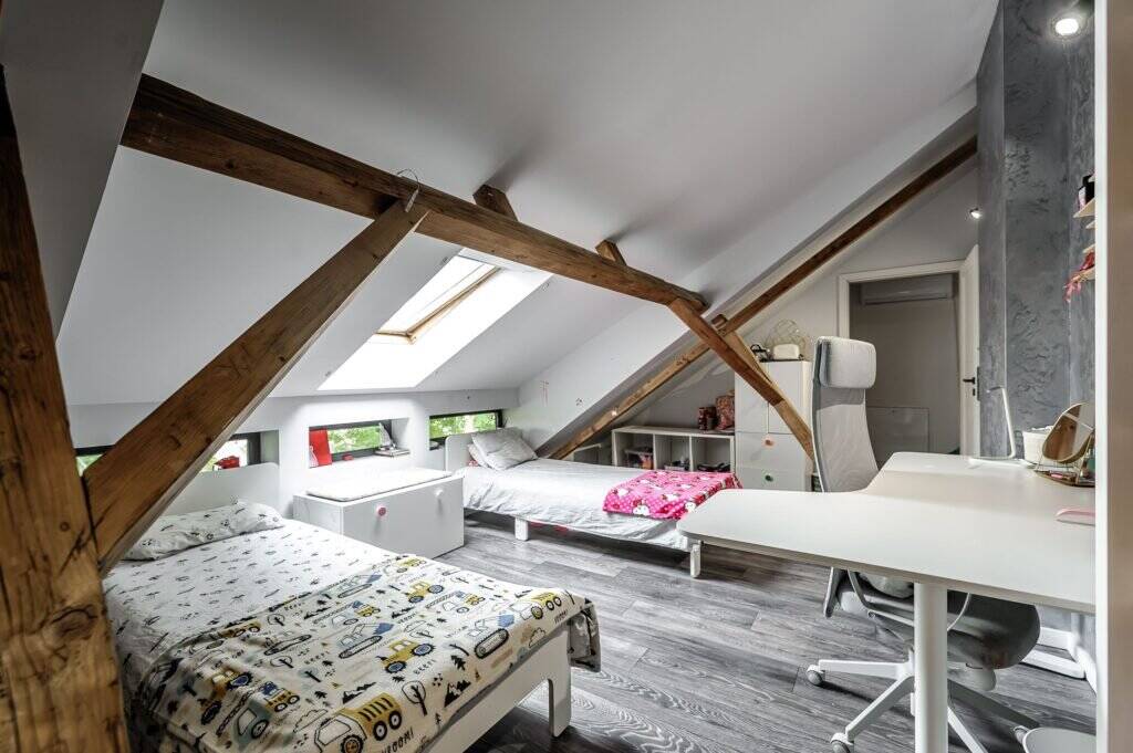 Apartament tip casa, cu gradina proprie, in zona centrala a Aradului De vânzare Apartament tip casa, cu gradina proprie, in zona centrala a Aradului în zona Ultracentral 3 camere 2 dormitoare Arad 8