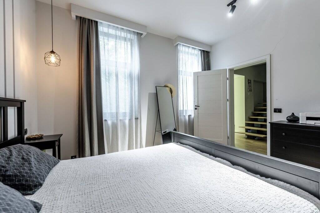 Apartament tip casa, cu gradina proprie, in zona centrala a Aradului De vânzare Apartament tip casa, cu gradina proprie, in zona centrala a Aradului în zona Ultracentral 3 camere 2 dormitoare Arad 9