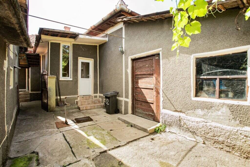 Casă cu potențial de renovat situată la doar 20 de minute de Arad De vânzare Casă cu potențial de renovat situată la doar 20 de minute de Arad în zona Arad 3 camere 2 dormitoare Arad 1