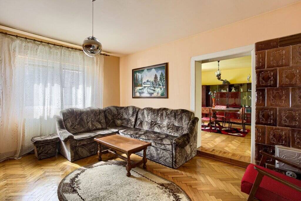 Casă cu potențial de renovat situată la doar 20 de minute de Arad De vânzare Casă cu potențial de renovat situată la doar 20 de minute de Arad în zona Arad 3 camere 2 dormitoare Arad 4