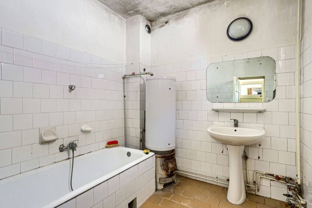 Casă cu potențial de renovat situată la doar 20 de minute de Arad De vânzare Casă cu potențial de renovat situată la doar 20 de minute de Arad în zona Arad 3 camere 2 dormitoare Arad 6
