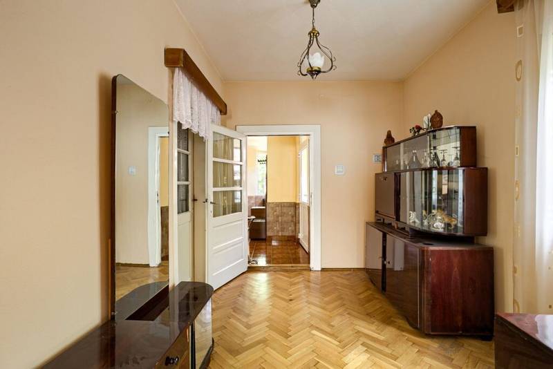 Casă cu potențial de renovat situată la doar 20 de minute de Arad De vânzare Casă cu potențial de renovat situată la doar 20 de minute de Arad în zona Arad 3 camere 2 dormitoare Arad 7