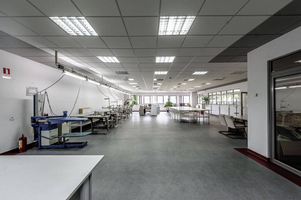 De vânzare Oportunitate: Hală de producție și depozitare cu birouri în Arad în zona Micalaca 20 camere Arad 5