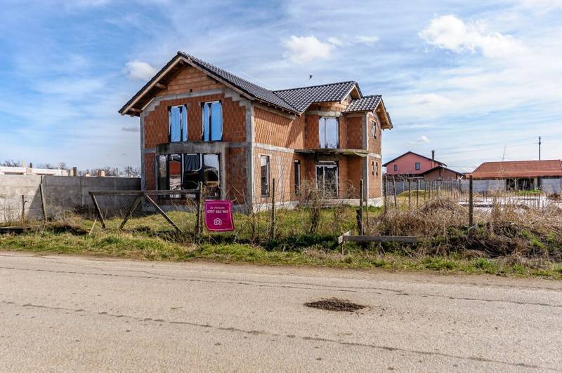 REZERVAT! Casă la roșu cu teren de 752 mp, Mandruloc. Arad De vânzare REZERVAT! Casă la roșu cu teren de 752 mp, Mandruloc. Arad în zona Arad 5 camere 3 dormitoare Arad 2