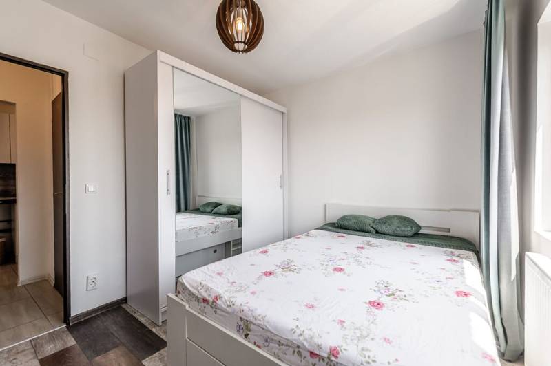 De vânzare Apartament decomandat 3 camere – Vlaicu – Complet Renovat – COMISION 0 în zona Aurel Vlaicu 3 camere 2 dormitoare Arad 3