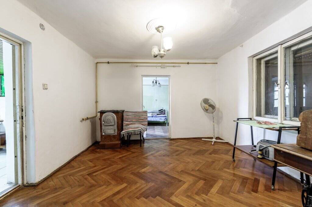 De vânzare Rezervat Două case în aceeași curte cartier Bujac, 343 mp teren în zona Bujac 5 camere 4 dormitoare Arad 12