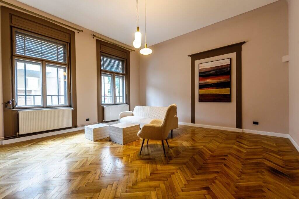 De vânzare Vandut Parter, 3 camere, 103 mp – renovat recent, ultracentral în zona Central 3 camere 2 dormitoare Arad 1