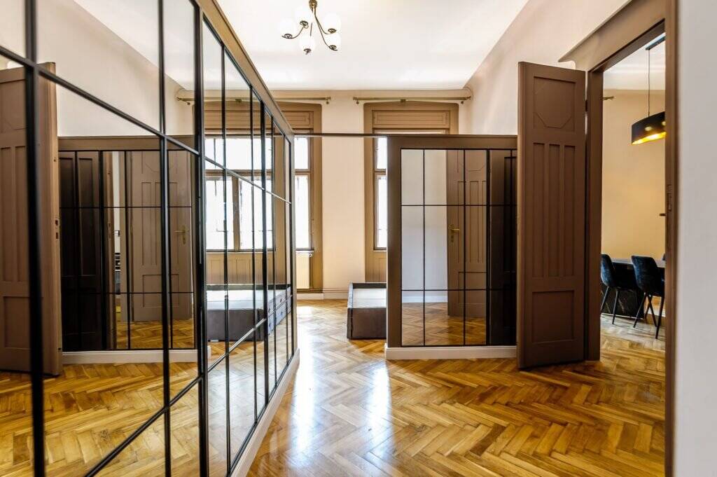 De vânzare Vandut Parter, 3 camere, 103 mp – renovat recent, ultracentral în zona Central 3 camere 2 dormitoare Arad 2