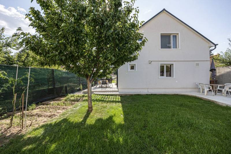 De vânzare Casă spațioasă, 2 dormitoare,  terasă – zona Lebăda, comision 0% în zona Bujac 3 camere 2 dormitoare Arad 1