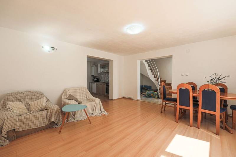 De vânzare Casă spațioasă, 2 dormitoare,  terasă – zona Lebăda, comision 0% în zona Bujac 3 camere 2 dormitoare Arad 2