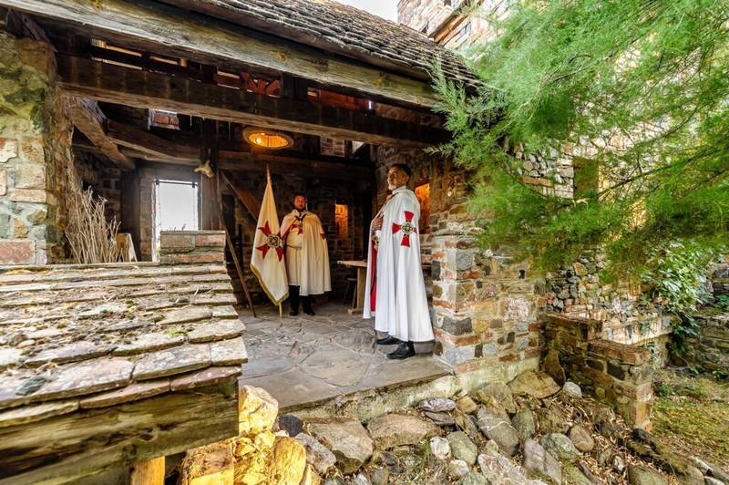 Refugiul Medieval în mijlocul Naturii. Deschide poarta către trecut! De vânzare Refugiul Medieval în mijlocul Naturii. Deschide poarta către trecut! în zona Arad 5 camere 2 dormitoare Arad 10