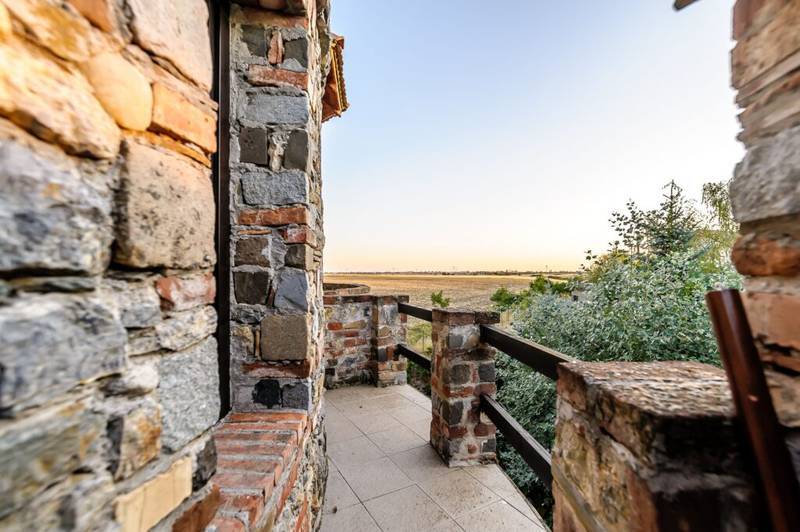 Refugiul Medieval în mijlocul Naturii. Deschide poarta către trecut! De vânzare Refugiul Medieval în mijlocul Naturii. Deschide poarta către trecut! în zona Arad 5 camere 2 dormitoare Arad 3