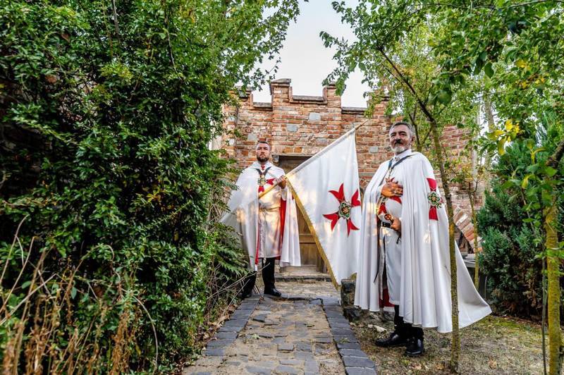 Refugiul Medieval în mijlocul Naturii. Deschide poarta către trecut! De vânzare Refugiul Medieval în mijlocul Naturii. Deschide poarta către trecut! în zona Arad 5 camere 2 dormitoare Arad 8