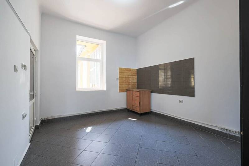 De vânzare Locație excelentă: Spațiu comercial  Reprezentanță sau Închiriere. în zona Central 2 camere Arad 3