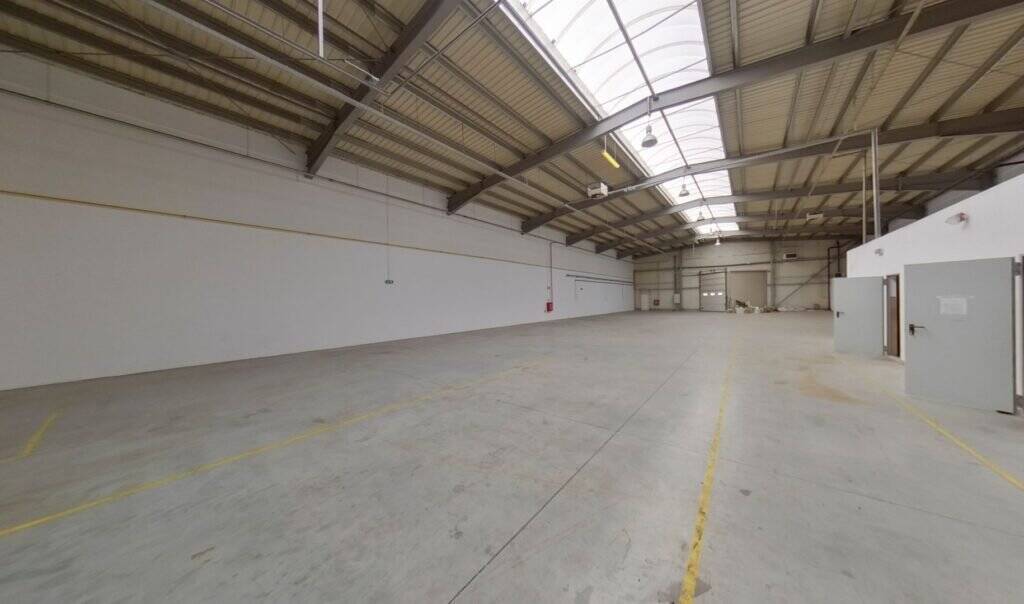 Hală industrială 853 mp De vânzare Hală industrială 853 mp în zona Exterior Sud 3 camere Arad 2