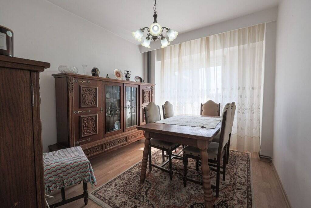 Apartament decomandat cu 3 camere la etajul 3 in zona spitalului De vânzare Apartament decomandat cu 3 camere la etajul 3 in zona spitalului în zona Intim 3 camere 2 dormitoare Arad 1