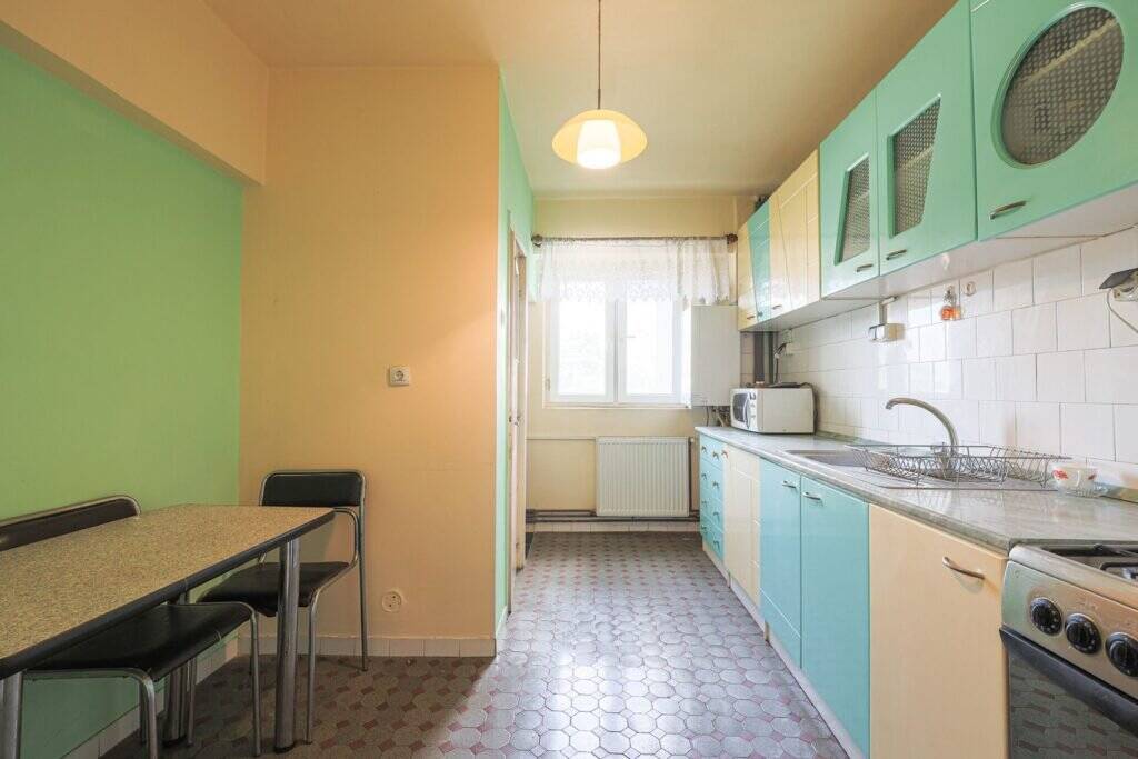 Apartament decomandat cu 3 camere la etajul 3 in zona spitalului De vânzare Apartament decomandat cu 3 camere la etajul 3 in zona spitalului în zona Intim 3 camere 2 dormitoare Arad 2