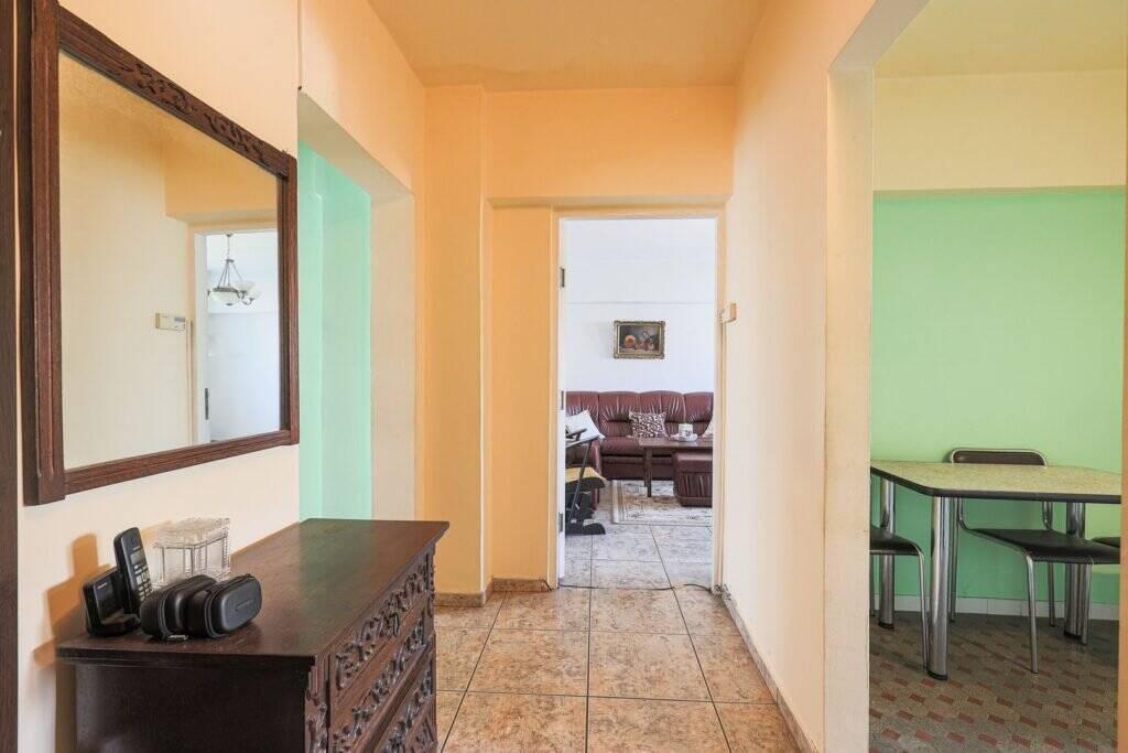 Apartament decomandat cu 3 camere la etajul 3 in zona spitalului De vânzare Apartament decomandat cu 3 camere la etajul 3 in zona spitalului în zona Intim 3 camere 2 dormitoare Arad 4