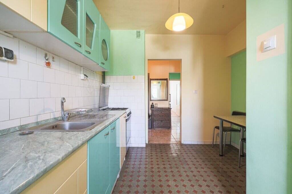 Apartament decomandat cu 3 camere la etajul 3 in zona spitalului De vânzare Apartament decomandat cu 3 camere la etajul 3 in zona spitalului în zona Intim 3 camere 2 dormitoare Arad 5