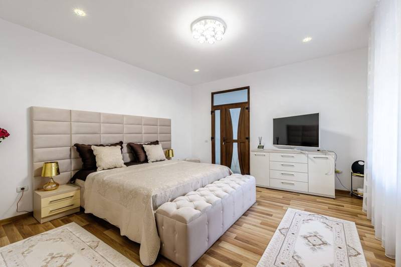 De vânzare Proprietate de vis cu teren 2.880 mp și facilități PREMIUM Comision 0 în zona Arad 4 camere 2 dormitoare Arad 6