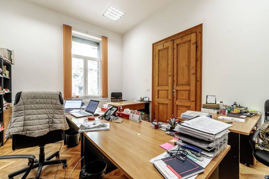 De vânzare Spațiu de birouri, suprafața utilă de 192mp, pe strada Coșbuc. în zona Central 6 camere Arad 2