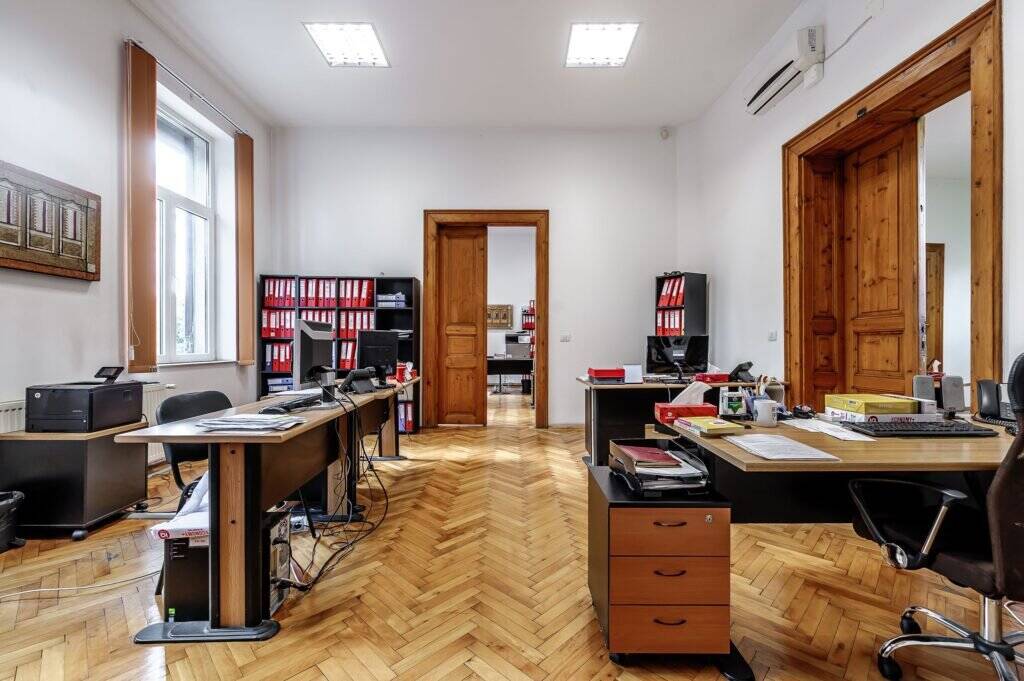 De vânzare Spațiu de birouri, suprafața utilă de 192mp, pe strada Coșbuc. în zona Central 6 camere Arad 3