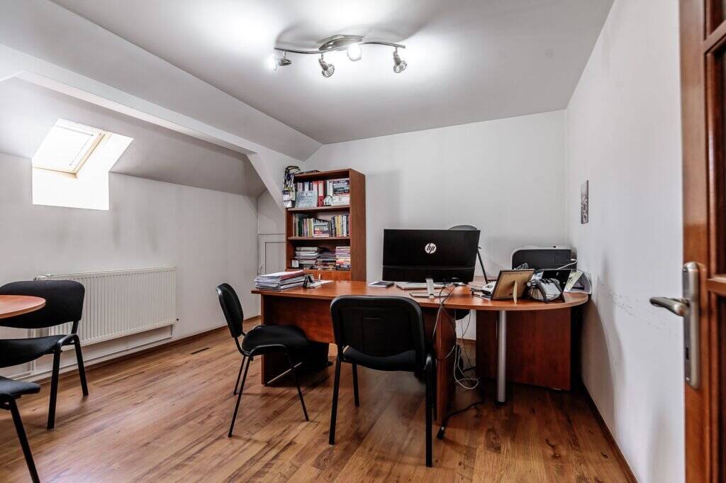 De vânzare Spațiu de birouri, suprafața utilă de 192mp, pe strada Coșbuc. în zona Central 6 camere Arad 8