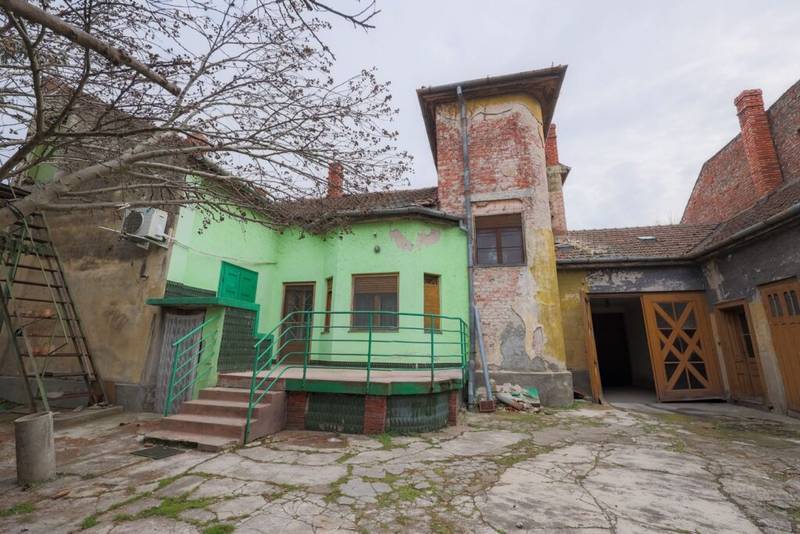 De vânzare Imobil istoric proiectat de Szantay Ludovic, un trecut de poveste. în zona Central 5 camere 3 dormitoare Arad 2