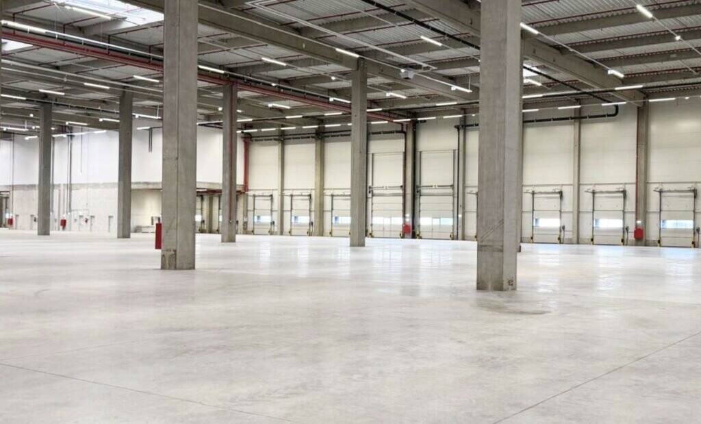 De închiriat Hală industrială de închiriat, 2.900 mp, Arad în zona Aurel Vlaicu 2 camere Arad 2