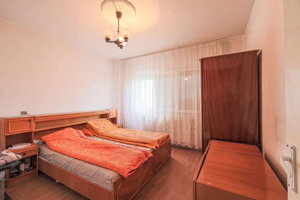 De vânzare Rezervat Apartament cu 3 camere decomandat in Zona 300 în zona Micalaca 3 camere 2 dormitoare Arad 4