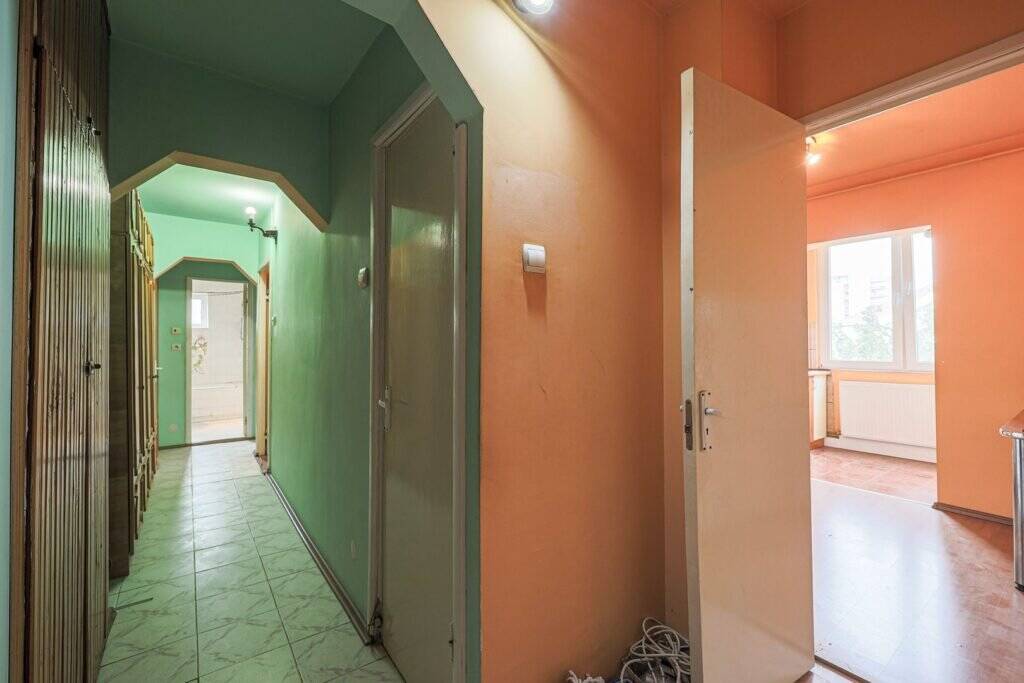 De vânzare Rezervat Apartament cu 3 camere decomandat in Zona 300 în zona Micalaca 3 camere 2 dormitoare Arad 5