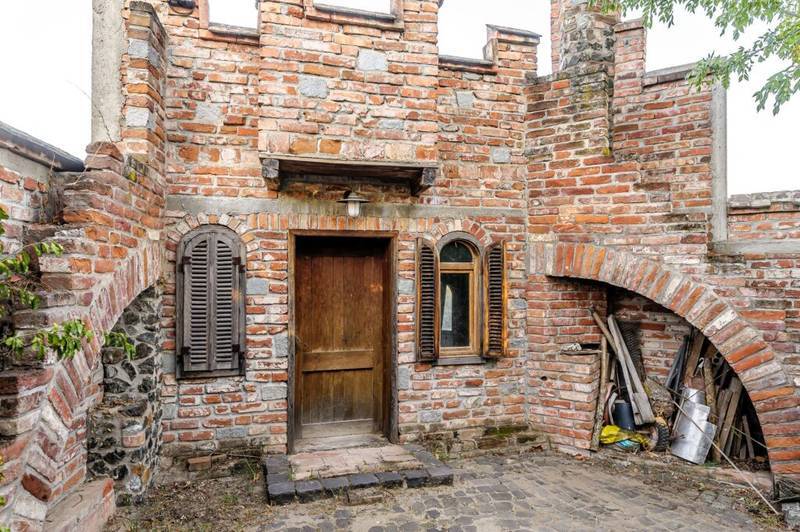 De vânzare Refugiul Medieval în mijlocul Naturii. Deschide poarta către trecut! în zona Arad 5 camere 2 dormitoare Arad 1