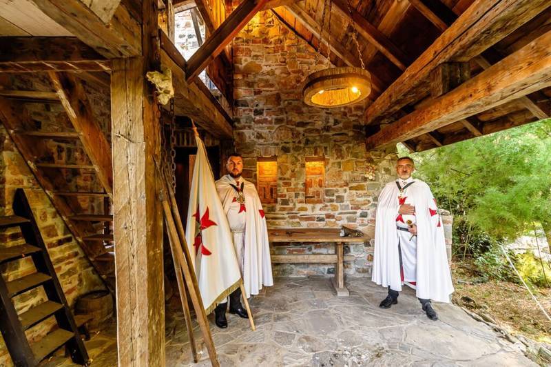 De vânzare Refugiul Medieval în mijlocul Naturii. Deschide poarta către trecut! în zona Arad 5 camere 2 dormitoare Arad 9