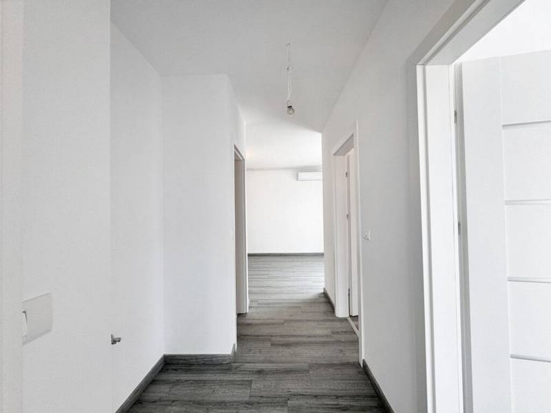 De vânzare Apartament cu 3 camere, Adora Park. cu 2 locuri de parcare în zona UTA 3 camere 2 dormitoare Arad 4