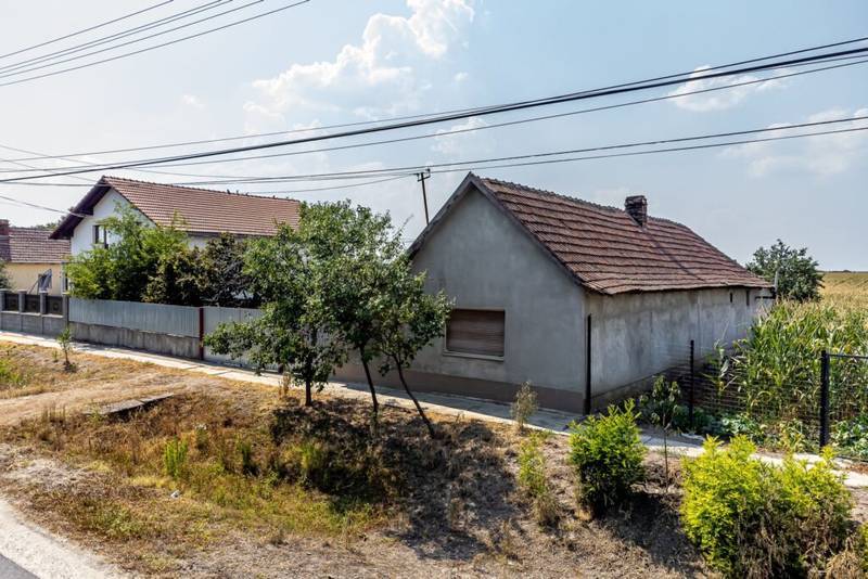 De vânzare Casă Variasu Mare Jud. Arad cu teren 16883 mp în zona Arad 2 camere Arad 5