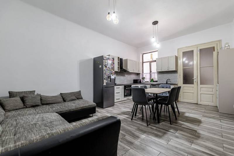 De vânzare Oportunitate! Apartament spațios 3 camere – în Inima Aradului în zona Central 3 camere 2 dormitoare Arad 3