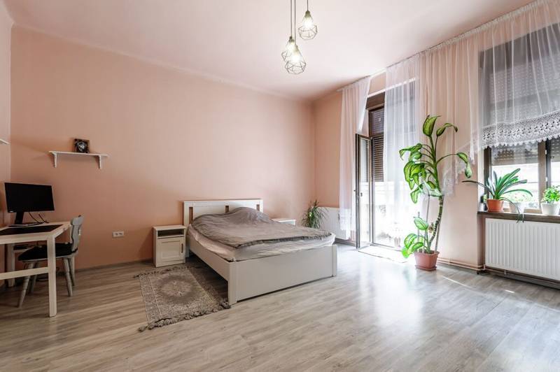 De vânzare Oportunitate! Apartament spațios 3 camere – în Inima Aradului în zona Central 3 camere 2 dormitoare Arad 4