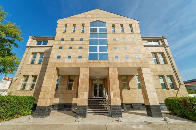 De închiriat Arbema Office Arad. Birouri de închiriat în zona Aurel Vlaicu 29 camere Arad 1