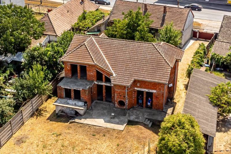 Vila la rosu 14 cam Calea Radnei+casa de caramida 3 camere comision 0 De vânzare Vila la rosu 14 cam Calea Radnei+casa de caramida 3 camere comision 0 în zona Micalaca 14 camere 8 dormitoare Arad 2
