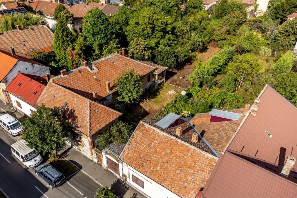 Proprietate REZERVATĂ! Casă din centru în Arad. De vânzare Proprietate REZERVATĂ! Casă din centru în Arad. în zona Central 5 camere 3 dormitoare Arad 10